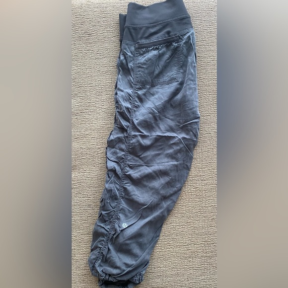 Lululemon light weight crop in size 8 - Picture 5 of 11